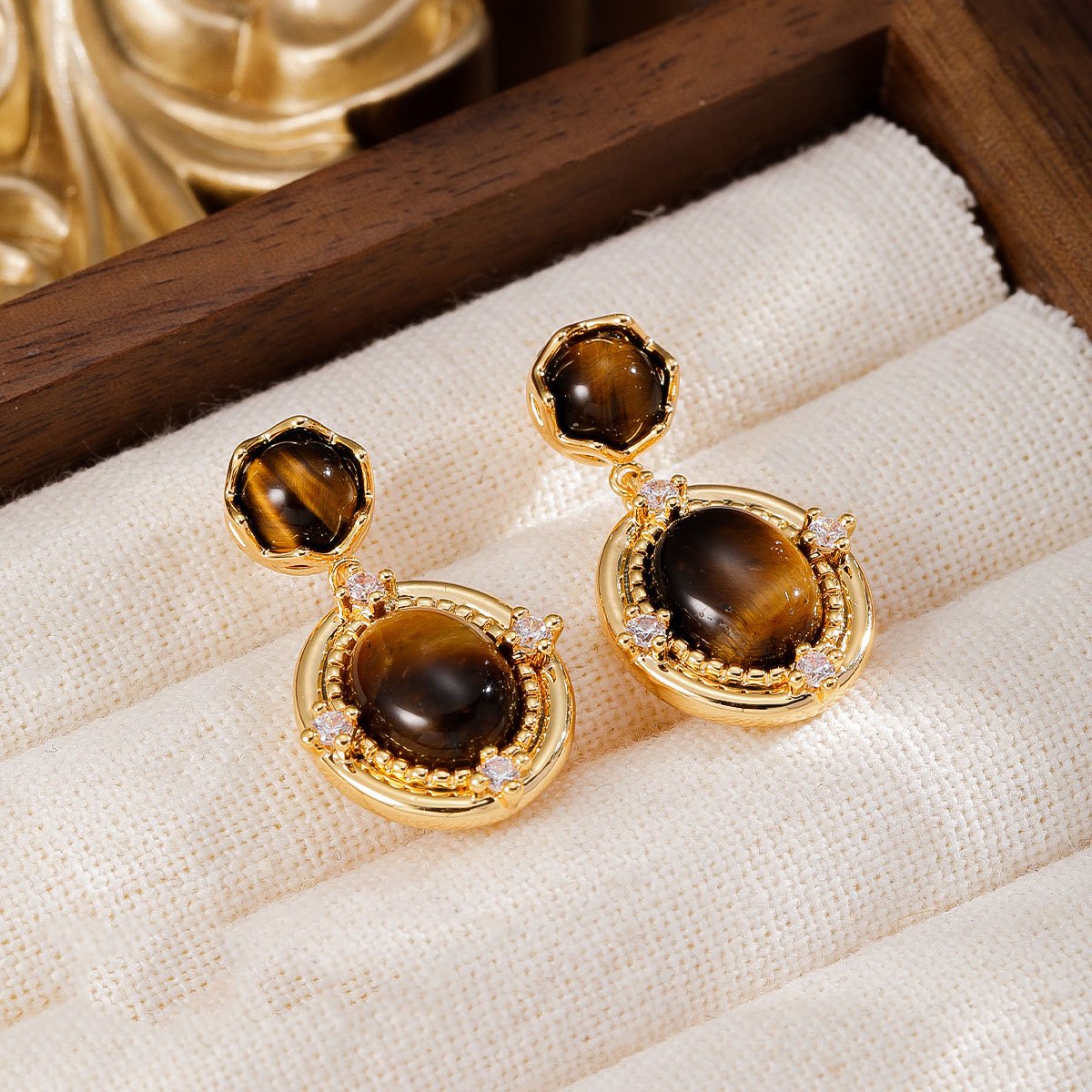 Vintage Tiger's Eye Jewelry Set - 18K Gold Plated Four-Leaf Clover Necklace, Ring & Drop Earrings - Image 4