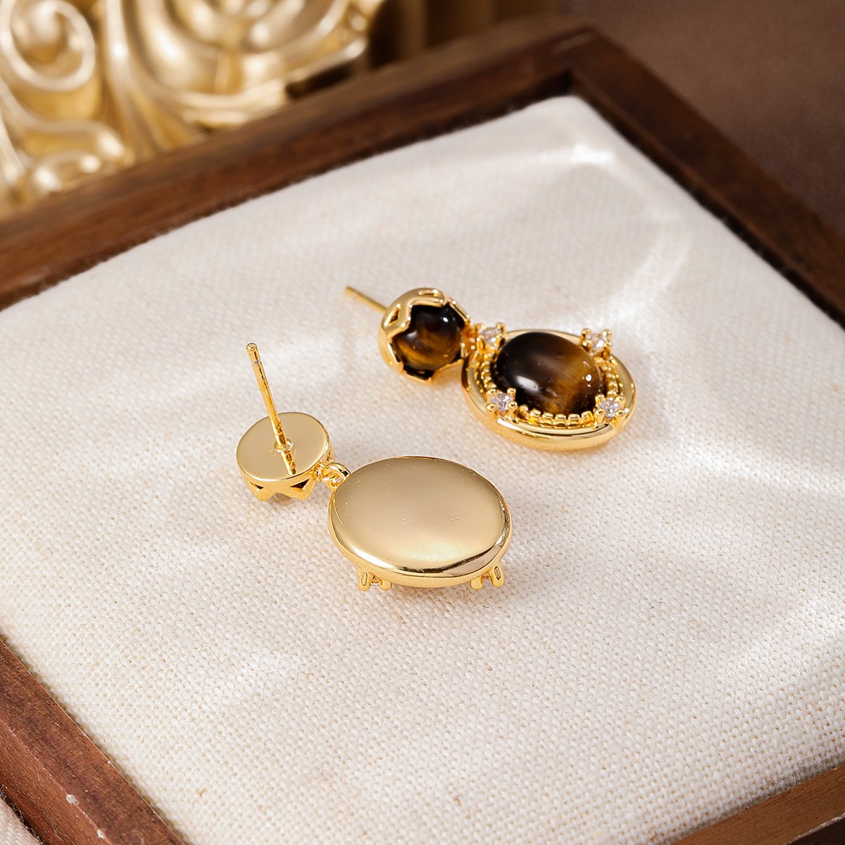 Vintage Tiger's Eye Jewelry Set - 18K Gold Plated Four-Leaf Clover Necklace, Ring & Drop Earrings - Image 5