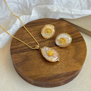 Vintage Daisy Baroque Pearl Jewelry Set | Gold-Plated Necklace & Stud Earrings