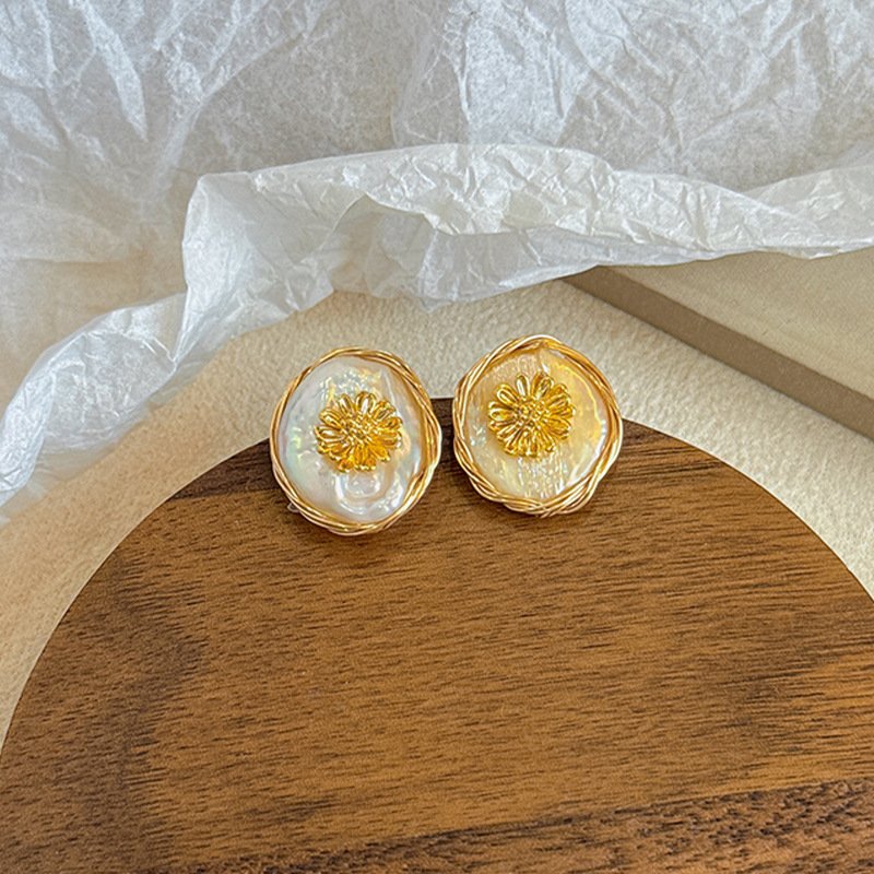 Vintage Daisy Baroque Pearl Jewelry Set | Gold-Plated Necklace & Stud Earrings - Image 5